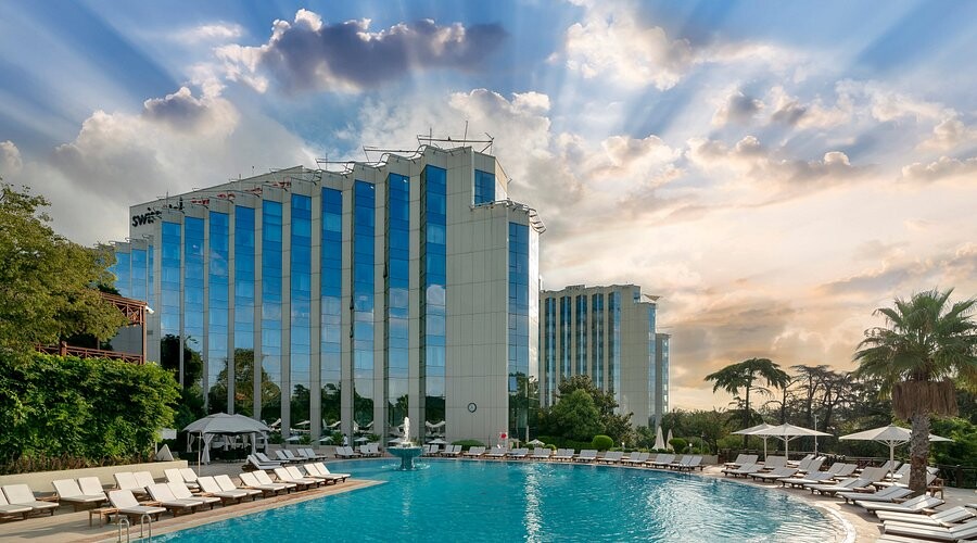 The outdoor pool and gardens at Swissôtel The Bosphorus
